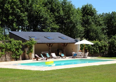 Orangerie-Chaises Longues et transats à la piscine