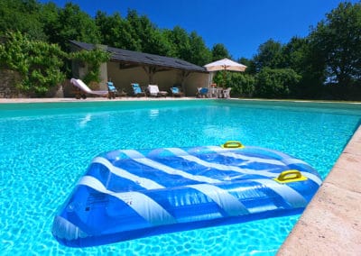 Jeu nautique pour enfant dans la piscine